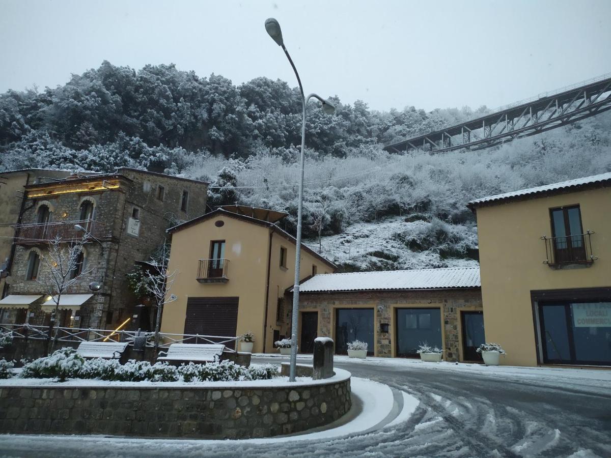 B&B La Fontana Borbone เลาริอาอินเฟริออเร ภายนอก รูปภาพ